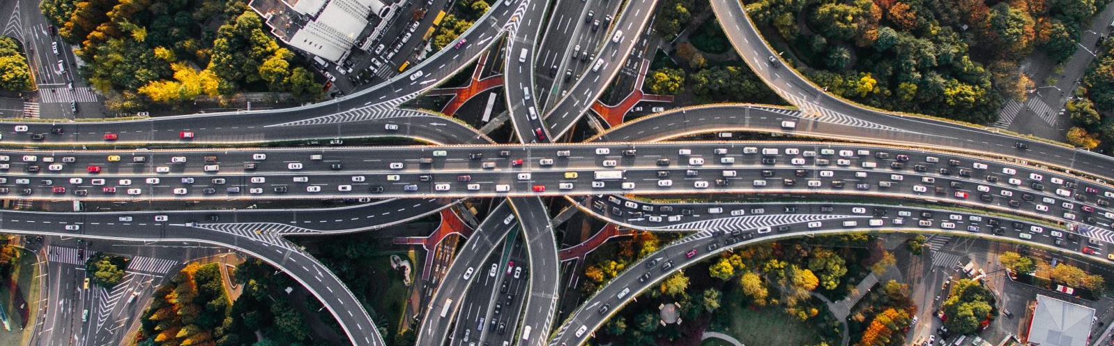 Stau auf einer mehrspurigen Stadtautbahn bei Dämmerung